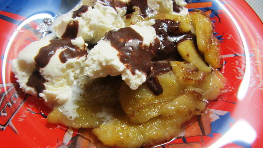 Рецепт бананов на гриле с ванильным мороженым и шоколадным соусом