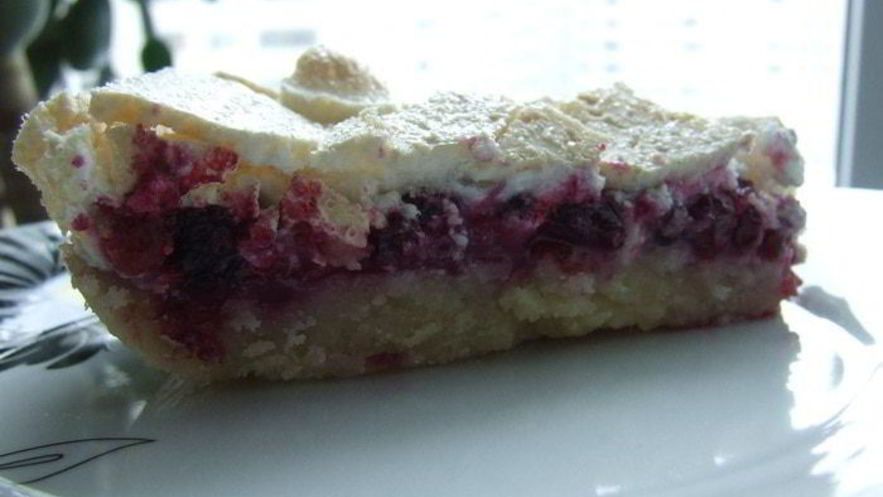 Рецепт брусничного пая под хрустящим облаком из безе