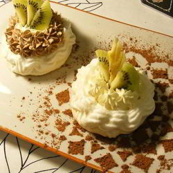 Рецепт Корзинок безе с кремом Шарлотт и фруктами