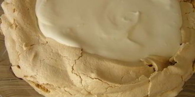 Рецепт торта-безе со взбитыми сливками и фруктами