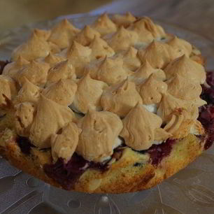 Рецепт Ванильного коржа с ягодами и безе