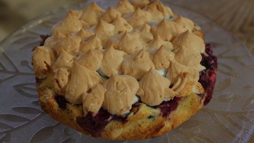 Рецепт ванильного коржа с ягодами и безе