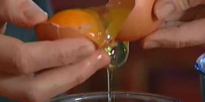 Рецепт ванильного коржа с ягодами и безе