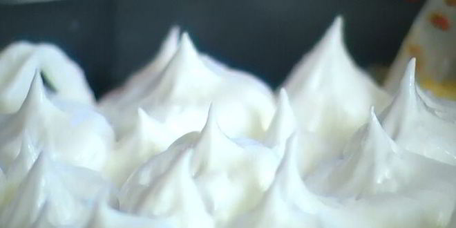 Рецепт ванильного коржа с ягодами и безе