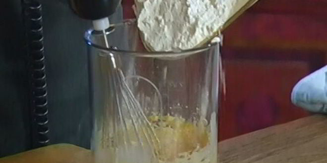 Рецепт ванильного коржа с ягодами и безе