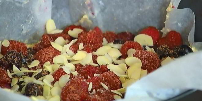 Рецепт ванильного коржа с ягодами и безе