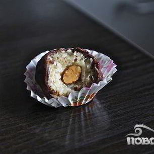 Рецепт Кокосовых конфет с миндалем и шоколадом