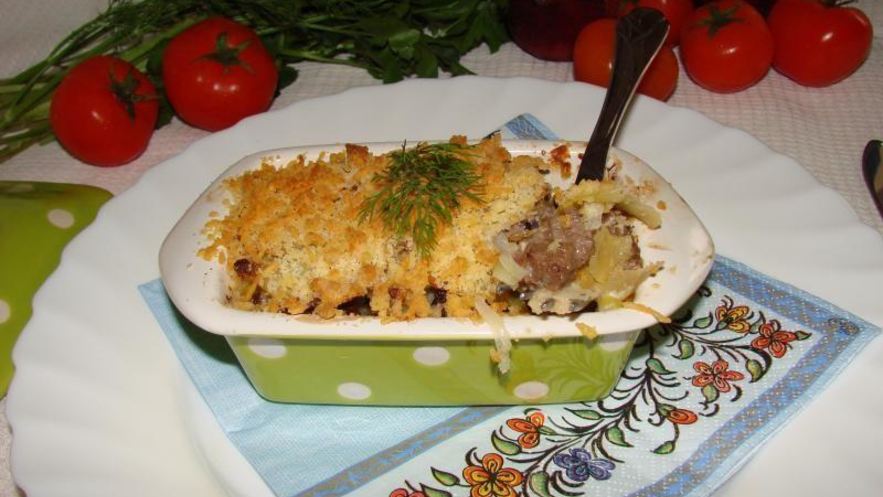 Рецепт крамбля с картофелем, луком пореем и говядиной под сливочным соусом