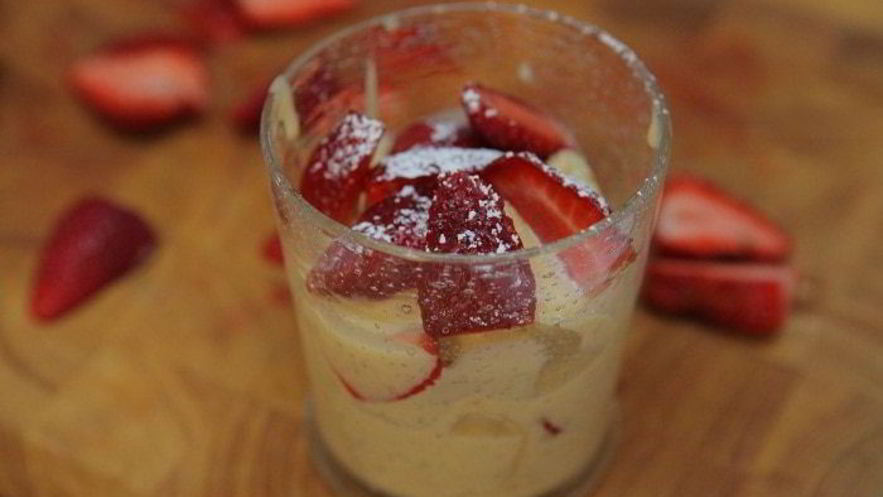 Рецепт бисквита с клубникой и сливочным кремом