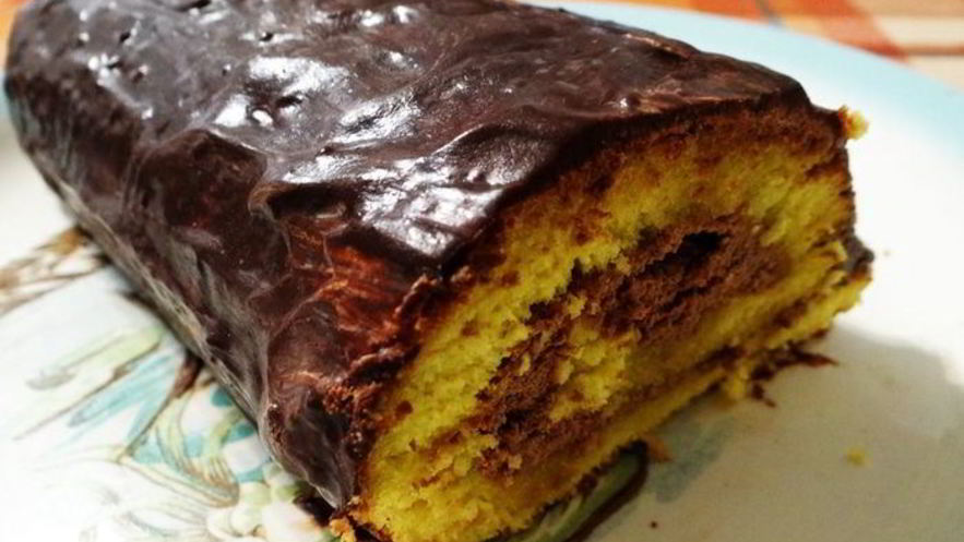 Рецепт бисквитного рулета на ромовой пропитке с шоколадно-масляным кремом под шоколадной глазурью