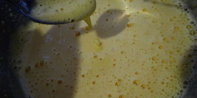 Рецепт бисквитного рулета на ромовой пропитке с шоколадно-масляным кремом под шоколадной глазурью