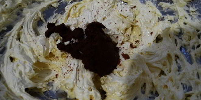 Рецепт бисквитного рулета на ромовой пропитке с шоколадно-масляным кремом под шоколадной глазурью