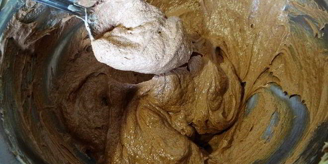 Рецепт бисквитного рулета на ромовой пропитке с шоколадно-масляным кремом под шоколадной глазурью