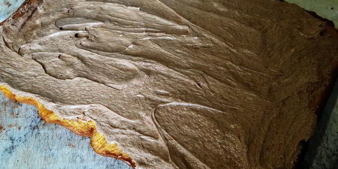 Рецепт бисквитного рулета на ромовой пропитке с шоколадно-масляным кремом под шоколадной глазурью