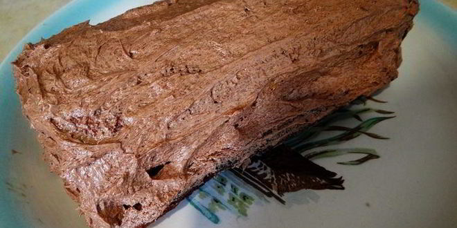 Рецепт бисквитного рулета на ромовой пропитке с шоколадно-масляным кремом под шоколадной глазурью