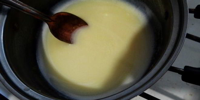 Рецепт бисквитного рулета на ромовой пропитке с шоколадно-масляным кремом под шоколадной глазурью