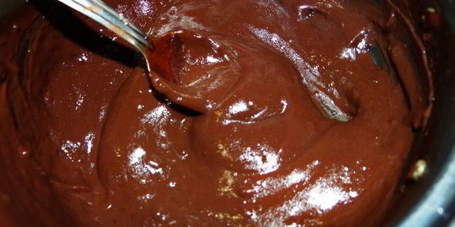 Рецепт бисквитного рулета на ромовой пропитке с шоколадно-масляным кремом под шоколадной глазурью