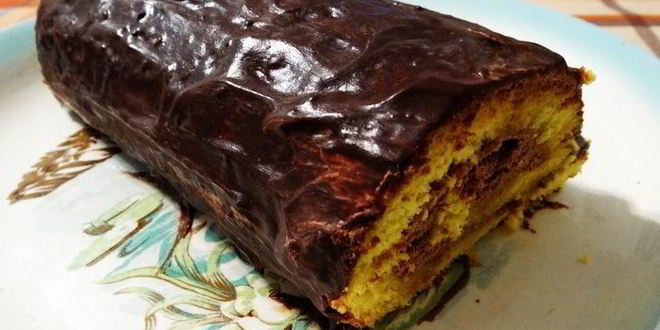 Рецепт бисквитного рулета на ромовой пропитке с шоколадно-масляным кремом под шоколадной глазурью