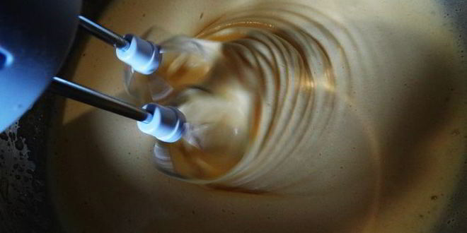 Рецепт бисквитного рулета на ромовой пропитке с шоколадно-масляным кремом под шоколадной глазурью