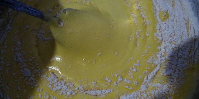 Рецепт бисквитного рулета на ромовой пропитке с шоколадно-масляным кремом под шоколадной глазурью