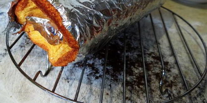 Рецепт бисквитного рулета на ромовой пропитке с шоколадно-масляным кремом под шоколадной глазурью