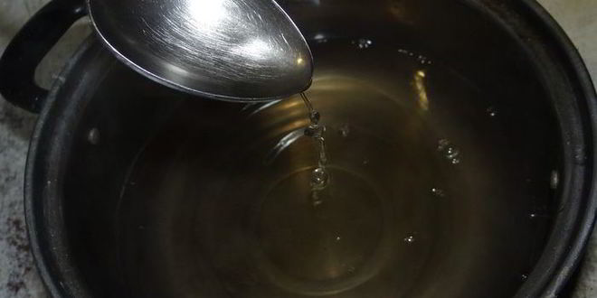 Рецепт бисквитного рулета на ромовой пропитке с шоколадно-масляным кремом под шоколадной глазурью