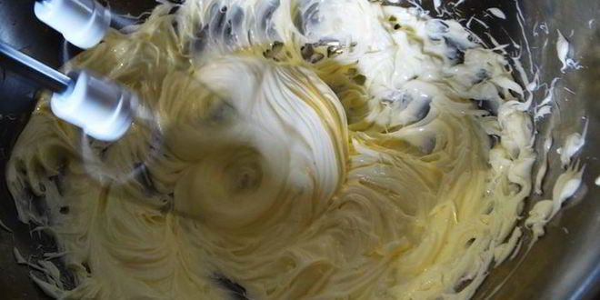 Рецепт бисквитного рулета на ромовой пропитке с шоколадно-масляным кремом под шоколадной глазурью