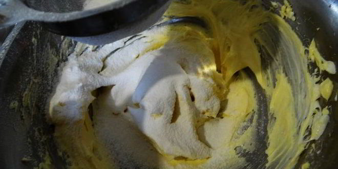 Рецепт бисквитного рулета на ромовой пропитке с шоколадно-масляным кремом под шоколадной глазурью