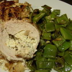 Рецепт Куриных грудок, фаршированных крем-чизом Филадельфия, фетой и ароматными травами