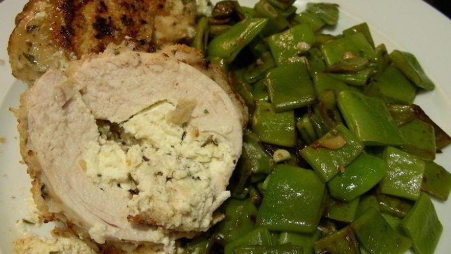 Рецепт куриных грудок, фаршированных крем-чизом филадельфия, фетой и ароматными травами