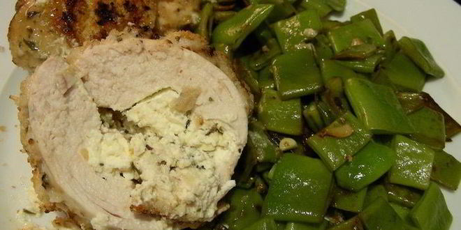 Рецепт куриных грудок, фаршированных крем-чизом филадельфия, фетой и ароматными травами