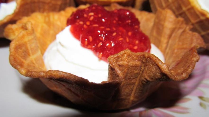 Рецепт вафельных корзинок с творожно-сливочным кремом