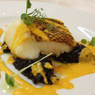 Рецепт Чилийского сибасса с луковым мармеладом и пряным соусом из батата