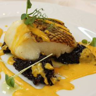 Рецепт Чилийского сибасса с луковым мармеладом и пряным соусом из батата