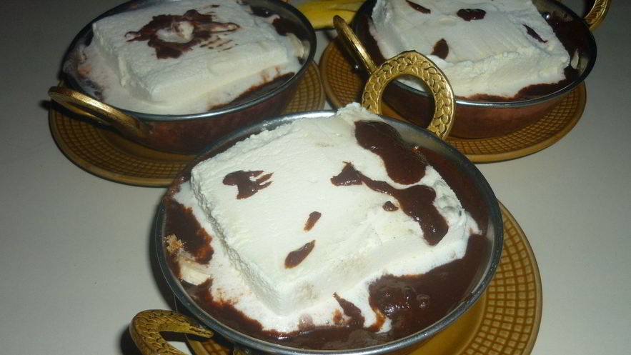 Рецепт десерта из мороженого, бананов и шоколада