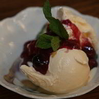 Рецепт Мороженого из козьего йогурта с ягодным соусом