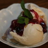 Рецепт Мороженого из козьего йогурта с ягодным соусом