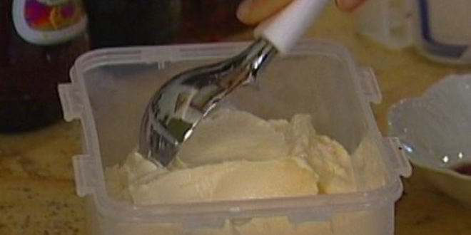 Рецепт мороженого из козьего йогурта с ягодным соусом