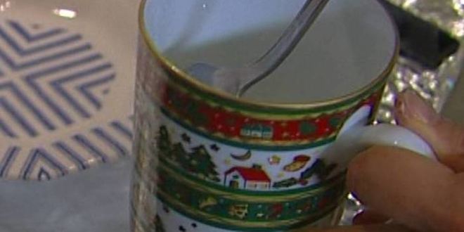 Рецепт мороженого из козьего йогурта с ягодным соусом