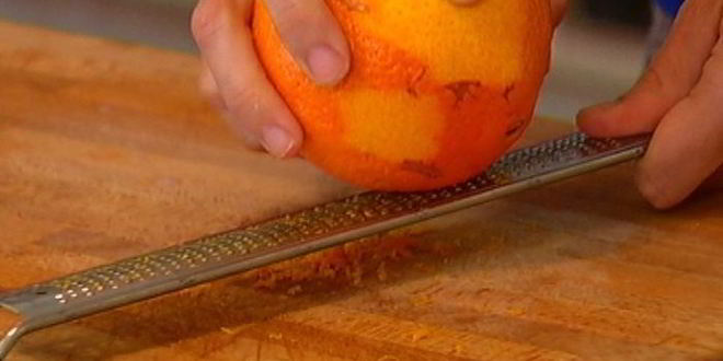 Рецепт мороженого из козьего йогурта с ягодным соусом