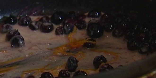 Рецепт мороженого из козьего йогурта с ягодным соусом