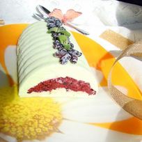 Рецепт Мороженого-полена с фисташками и жимолостью