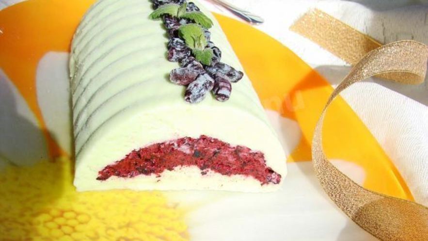 Рецепт мороженого-полена с фисташками и жимолостью