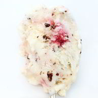 Рецепт Сливочного мороженого с меренгами, шоколадной крошкой и малиновой прослойкой