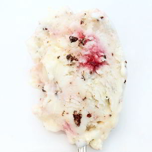 Рецепт Сливочного мороженого с меренгами, шоколадной крошкой и малиновой прослойкой