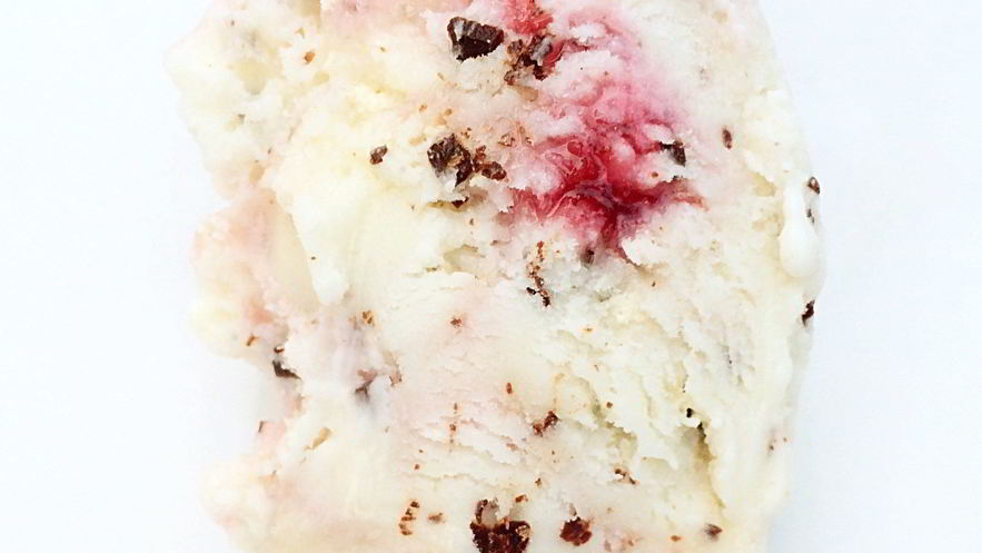 Рецепт сливочного мороженого с меренгами, шоколадной крошкой и малиновой прослойкой