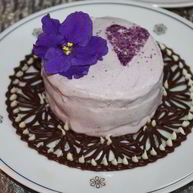 Рецепт Ванильного мороженого с чернично-фиалковым ароматом на шоколадном блюдце