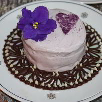 Рецепт Ванильного мороженого с чернично-фиалковым ароматом на шоколадном блюдце