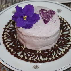 Рецепт Ванильного мороженого с чернично-фиалковым ароматом на шоколадном блюдце