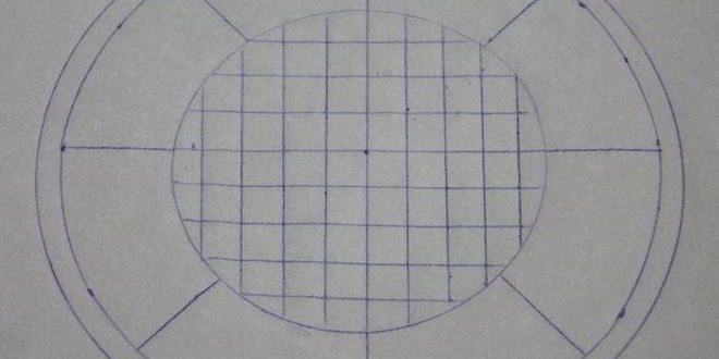 Рецепт ванильного мороженого с чернично-фиалковым ароматом на шоколадном блюдце